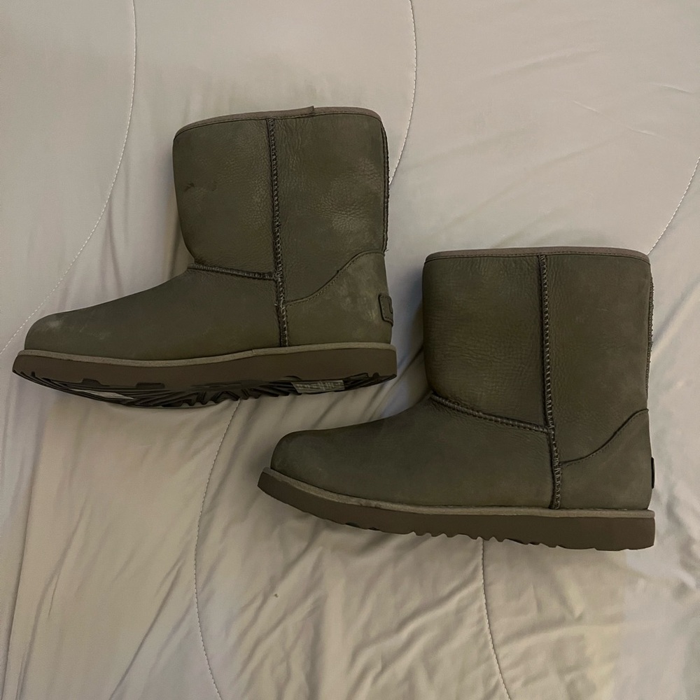 NEW!!! Uggs Classic Weather Short Boot Little Kids Sz 5 NEW
